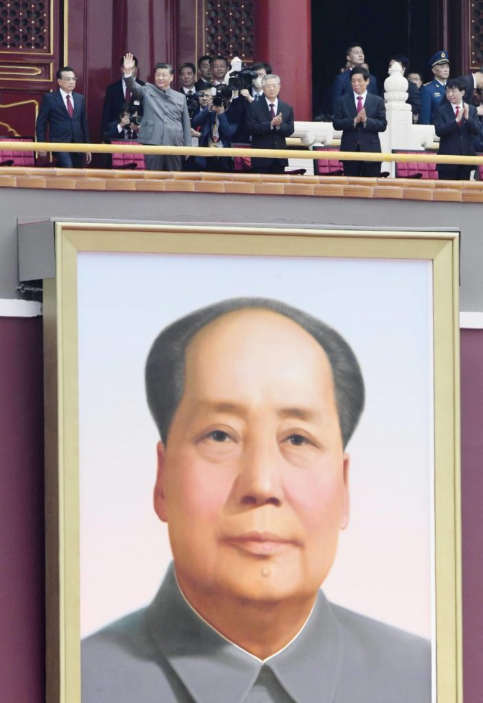 Das Foto zeigt Mao mit grauem Anzug sowie Xi Jinping, der einen Anzug in den gleichen Farben trägt - es ist Parteijubiläum.