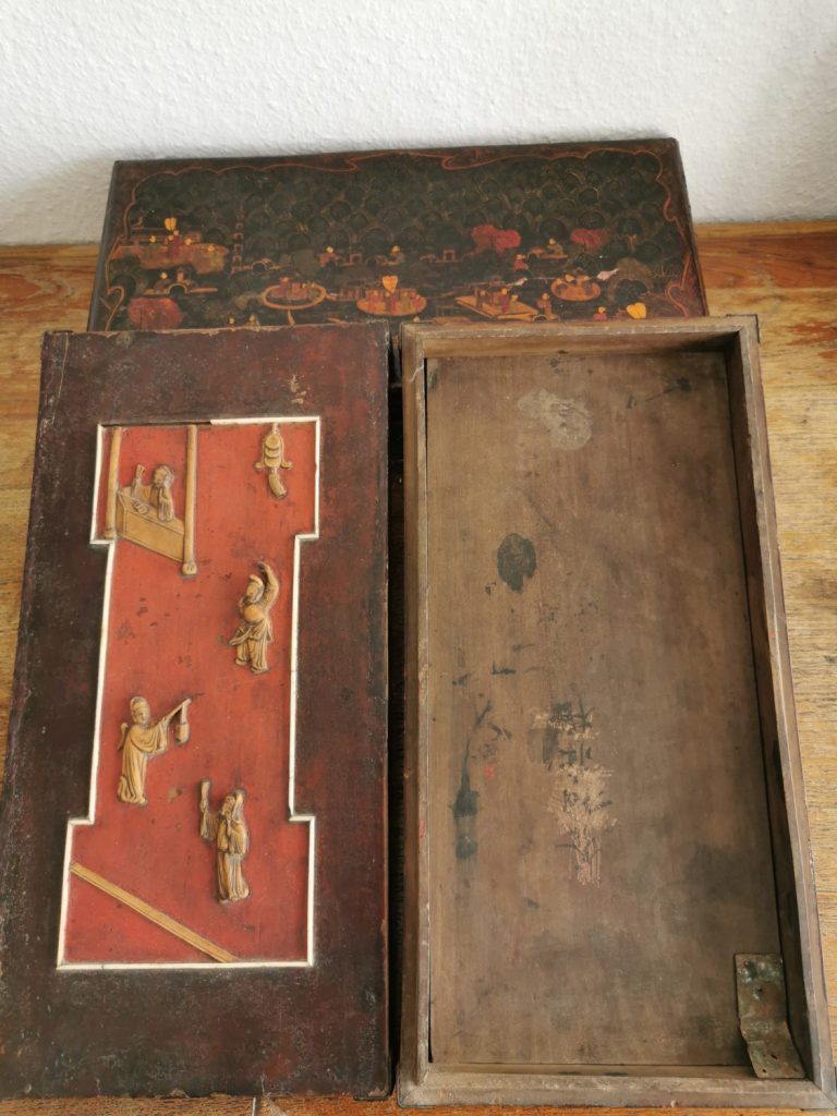 Visitenkarten wurden traditionell in besonderen Holzschachteln überbracht. 