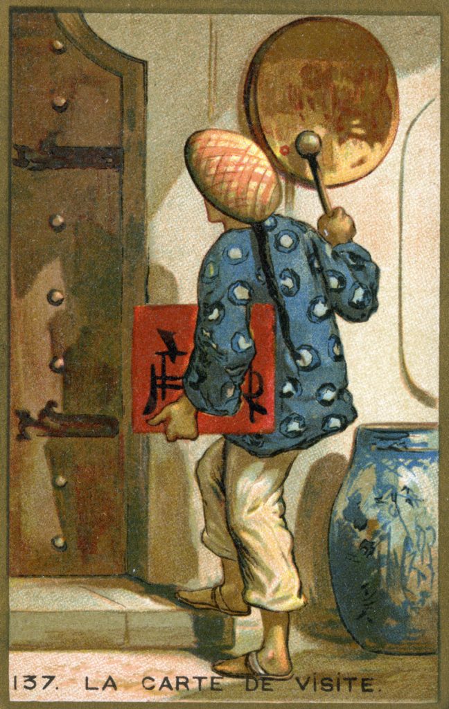 Illustration aus der Zeit um die Wende vom 19. zum 20. Jahrhundert: Ein Besucher trägt eine Visitenkarte bei sich und schlägt den Türgong.