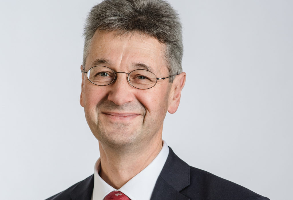 Man sieht den bayerischen Kultusminister Michael Piazolo, der sich für die Entbürokratisierung des Digitalpakts einsetzt.