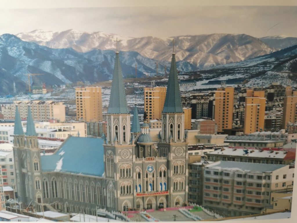 Die Kathedrale in Chongli wurde zu Olympia restauriert - dann aber aufgrund von Corona nicht mehr als Vorzeigeobjekt benötigt und geschlossen. Sie zeigt das schwierige Verhältnis Chinas zur Religion.