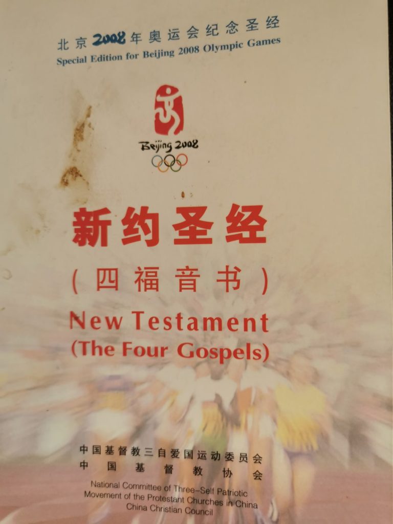 2008 wurden zu Olympia in China Bibeln ausgegeben, danach aber vernichtet; dies zeigt das schwierige Verhältnis Chinas zu Religion.