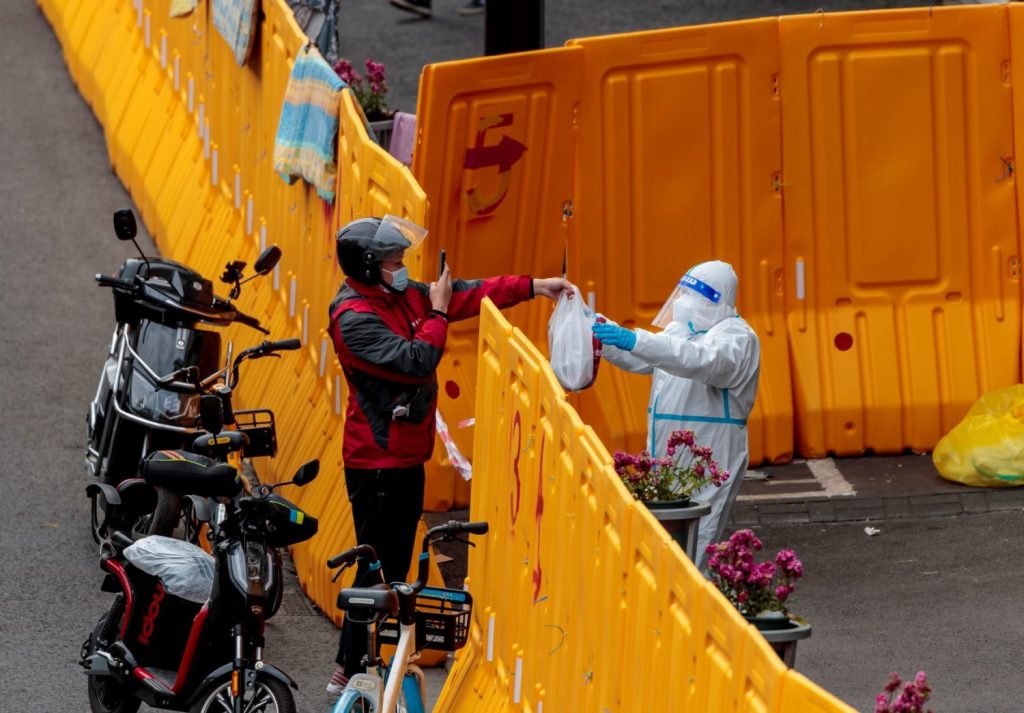 Shanghai im Lockdown: Durch die Ausgangssperre sind Lieferunternehmen stark überfordert mit der Menge an Bestellungen.