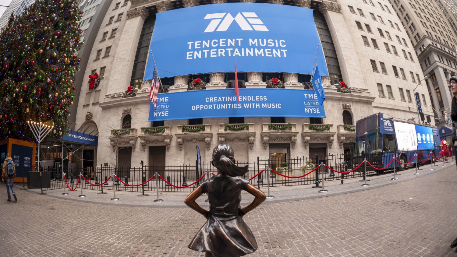 Musik-Streaming in China war lange Zeit dominiert von  Tencent Musik. Das Bild zeigt den ersten Handelstag von Tencent Music in News York (2018).