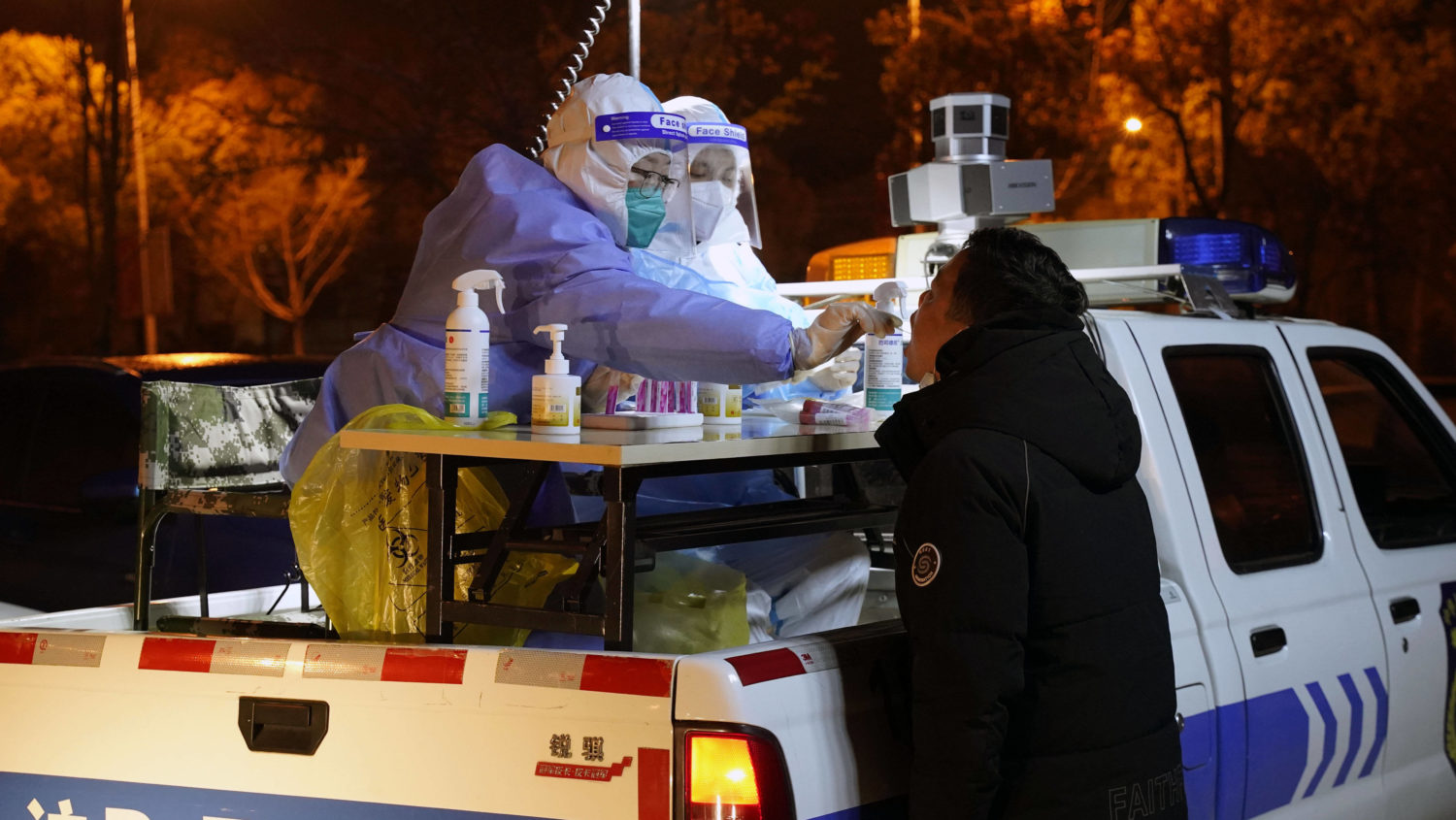 Der Lockdown in Shanghai zieht sich und die Nerven der Bürger:innen liegen blank. Die Eindämmung soll vor allem durch engmaschige Tests geschehen.