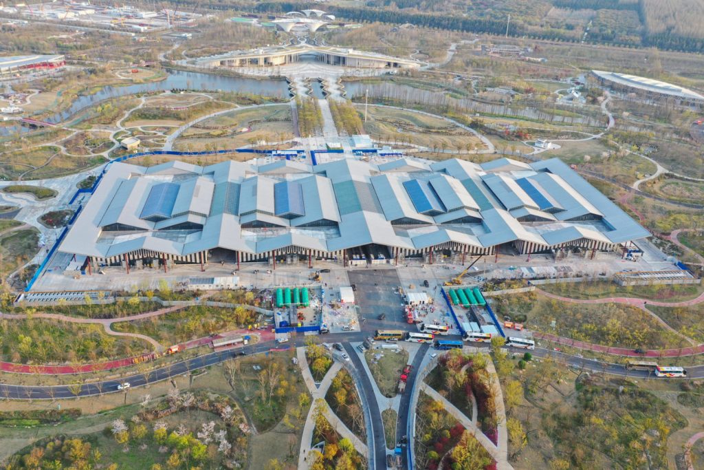 Der Lockdown in Shanghai zieht sich und die Nerven der Bürger:innen liegen blank. Die Eindämmung soll vor allem durch engmaschige Tests geschehen.