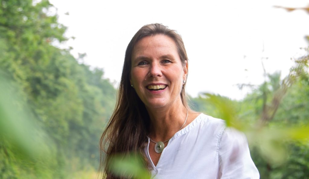 Auf dem Foto sieht man Alexandra Andersen lächeln, sie unterrichtet Achtsamkeit in der Schule