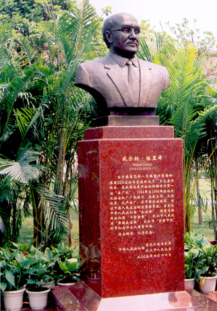 Einer von fünf Deutschen, denen China Denkmäler errichtete, neben Marx, Engels, John Rabe, Thomas Bach auch für Werner Gerich in Wuhan 2005.