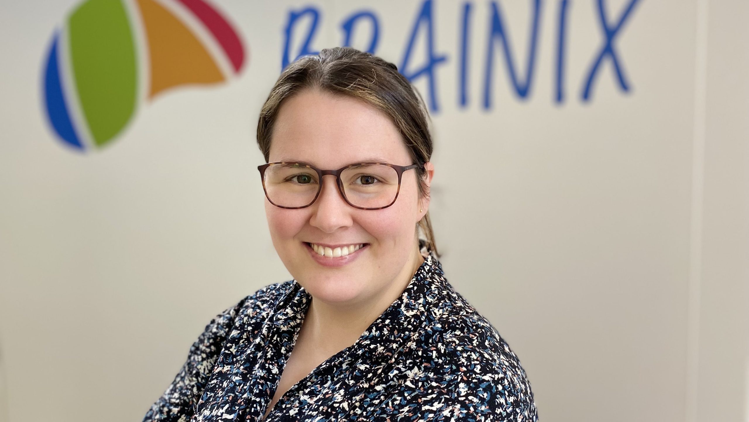 Auf dem Foto sieht man Sonja Völkel - sie will mit Brainix KI ins Klassenzimmer bringen.