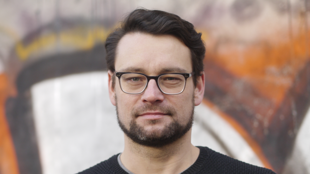 Auf dem Foto sieht man Michael Seemann, er fordert mehr Transparenz bei den Plänen einer Nationale Bildungsplattform.