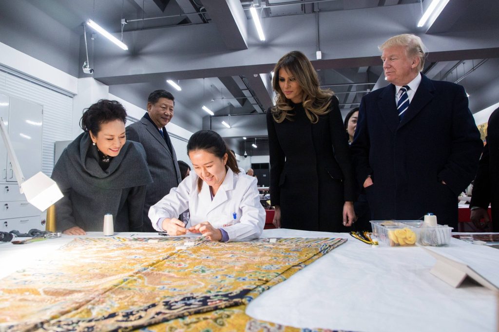 Zwei Präsidenten, zwei First Ladies und eine gelbe kaiserliche Robe: Xi führte Trump 2017 hinter die Kulissen des Palastmuseums.