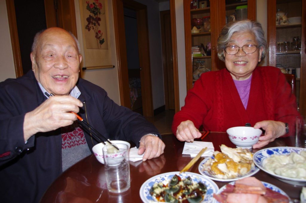 Einfädler der Beziehungen zwischen China und Deutschland: Journalist Wang Shu, der 1974 Botschafter in Bonn wurde und seine Frau Yuan Jie lassen sich 2014 zu Wangs 90. Geburtstag ihr Lieblingsgericht (selbstgemachte Jiaozi) schmecken. Wang starb 2020 in Peking. 