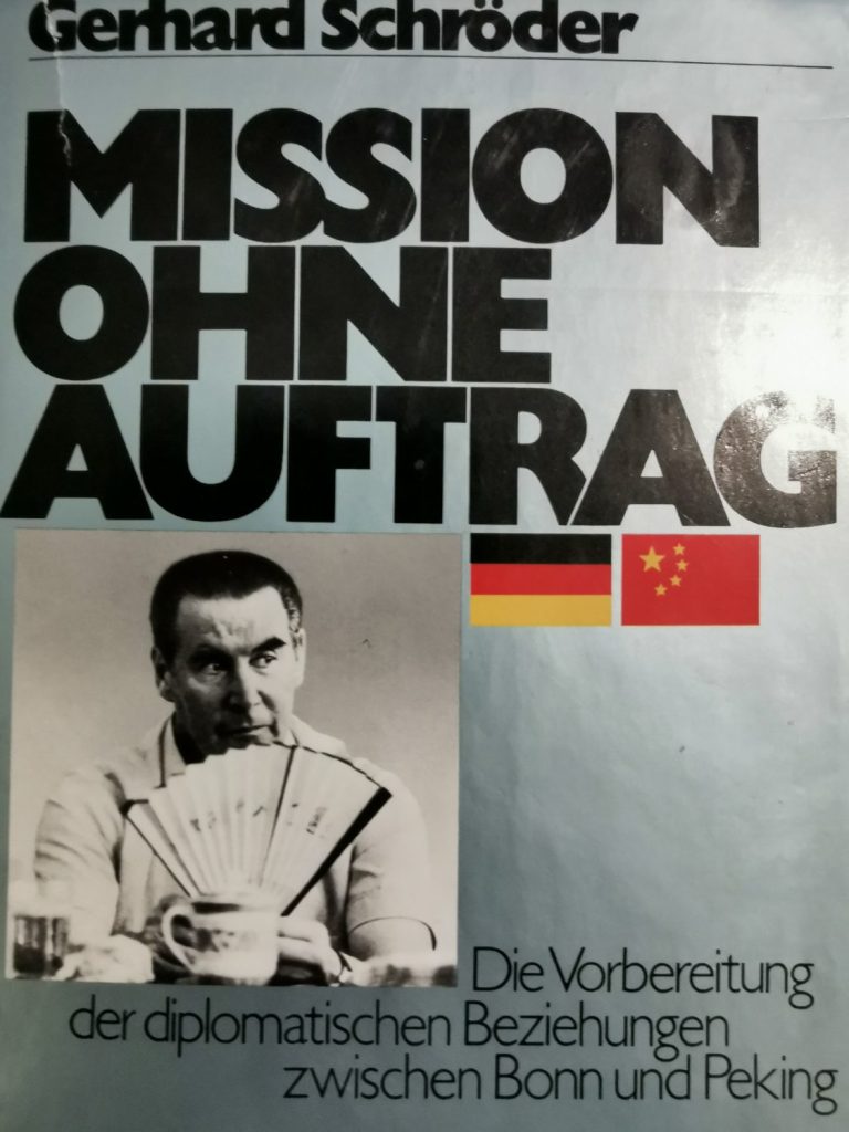 Erst 16 Jahre später schrieb Gerhard Schröder (CDU) über seinen Pekinger Reisecoup 1972, mit dem er und Chinas Wang Shu den Countdown zur Aufnahme der deutsch-chinesischen diplomatischen Beziehungen einfädelten. Mitautoren der Erinnerungen "Mission ohne Auftrag" (Gustav Lübbe, 1988) sind Frau Brigitte und Wang Shu.