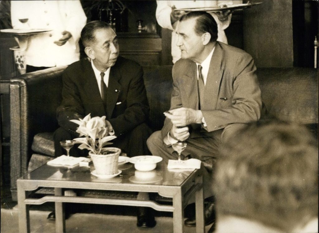 Abes Großvater Nobusuke Kishi als Premier in Verhandlungen mit dem australischen Handelsminister John McEwan (1957).