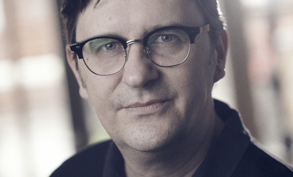 Man sieht das Gesicht von Zolltan Farkas, er kritisiert Bildungsverlage