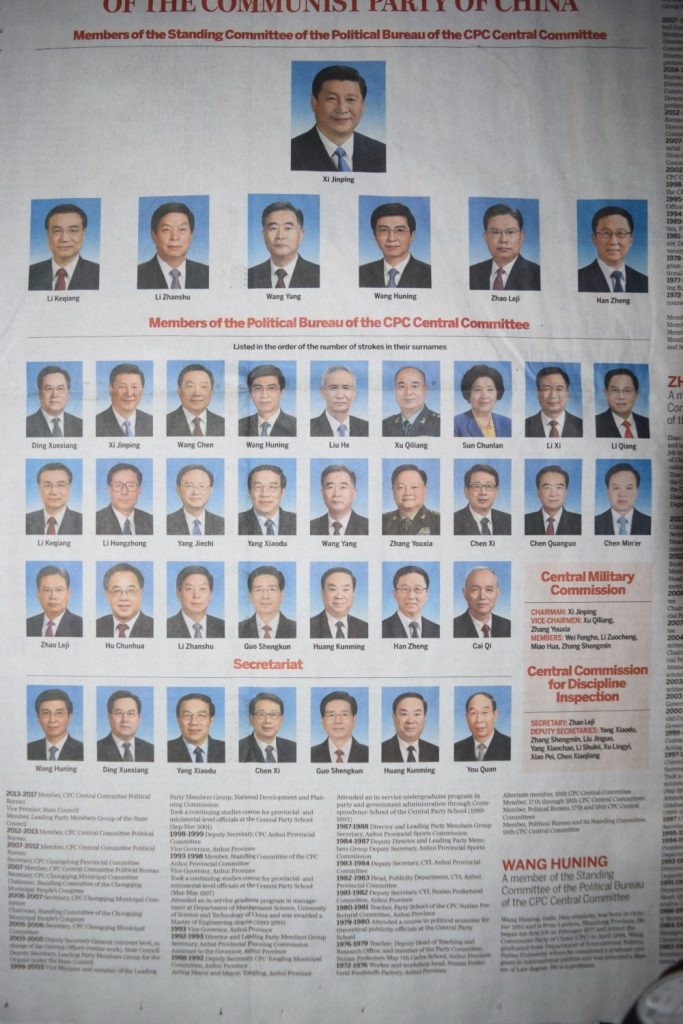 Vorschau auf den 20. Parteitag: Personalbogen von Chinas innerer Führung nach ihrer Neuwahl auf dem 19. Parteitag 2017. Zu den 32 Auserwählten mit Xi an der Spitze gehört in der zweiten Reihe (dritte von rechts) als einzige Frau das Politbüromitglied Sun Chunlan. Sie ist gut zu erkennen, weil sie keine Krawatte trägt.