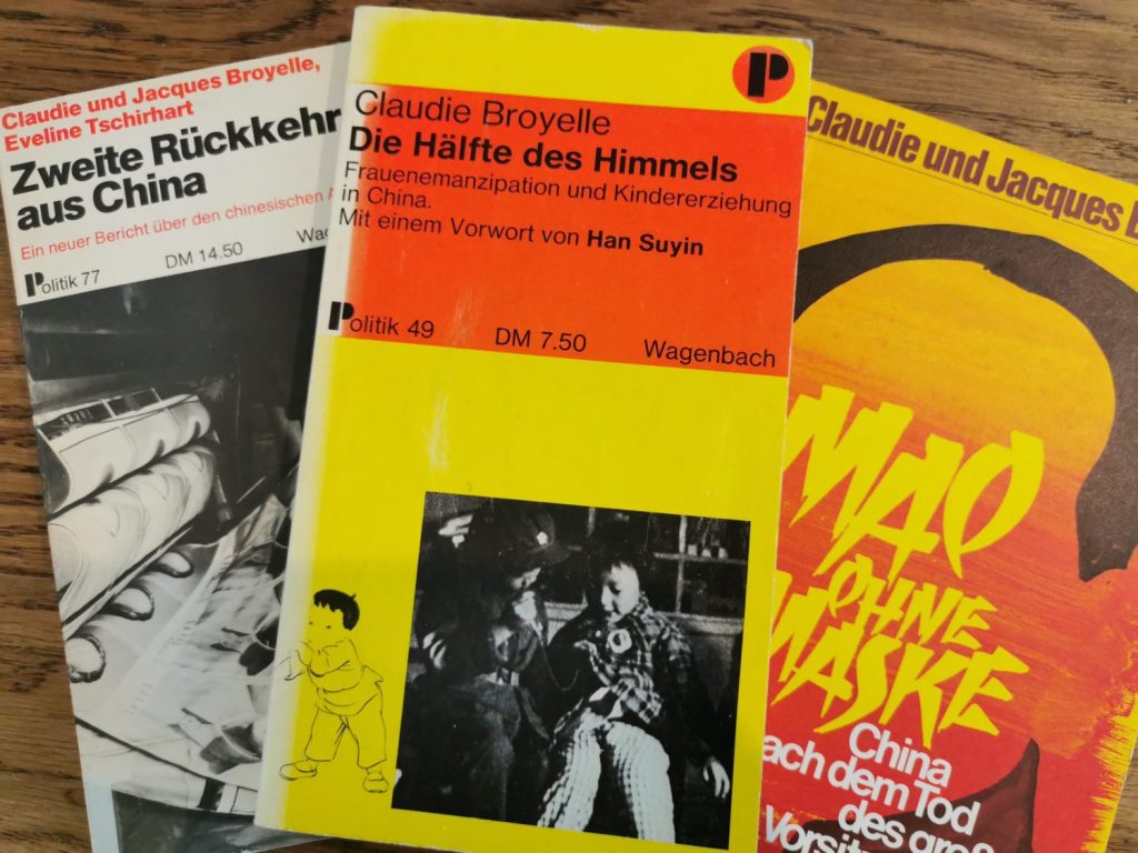 Frauen in politischen Ämtern in China: Ende einer Illusion: Der Report der Französin Claudie Broyelle über einen China-Trip 1971 wurde unter dem Titel "Die Hälfte des Himmels" im Europa der 68er-Generation zum Kult-Buch. Nachdem sie zwei Jahre in Peking gearbeitet hatte, widerrief sie ernüchtert ihre frühere Naivität im Buch "Zweite Rückkehr aus China". 1980 rechnete sie in "Mao ohne Maske" endgültig ab. Titel der französischen Erstausgabe war: "Apocalypse Mao". 