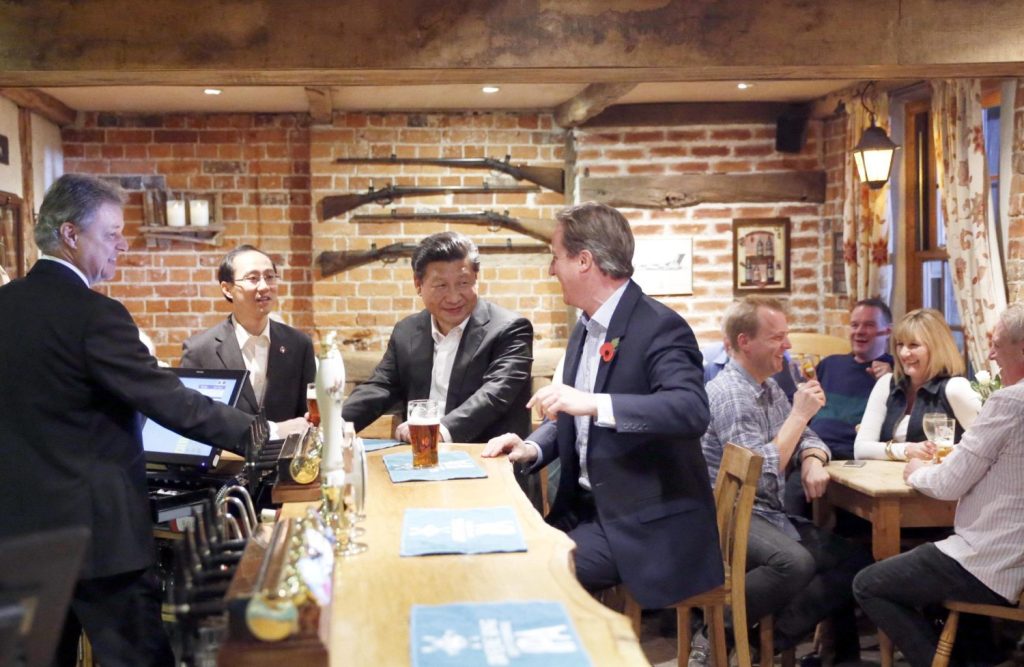 Xi trinkt in einem Pub Bier. So kumpelhaft wird es mit der neuen Premierministerin nicht mehr zugehen. Unter Liz Truss wird Großbritannien einen strengeren China-Kurs fahren.