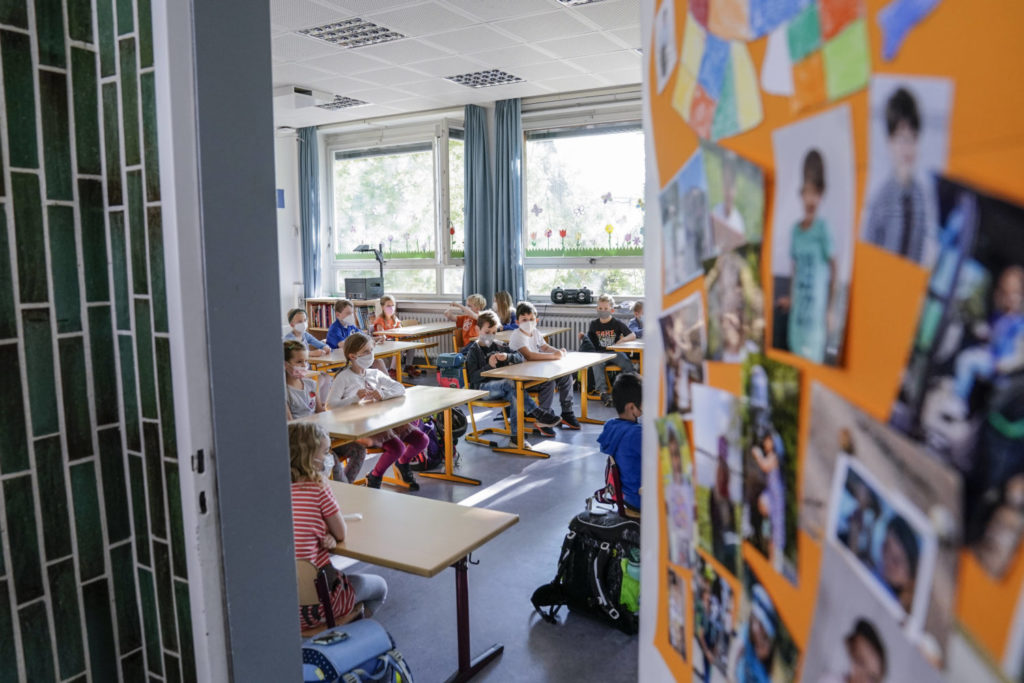 Schüler und Schülerinnen in einer Klasse