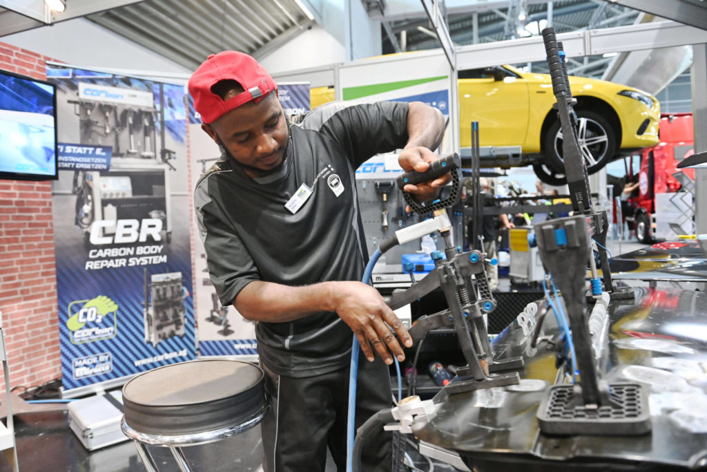 Man sieht einen Mann in einer Werkstatt