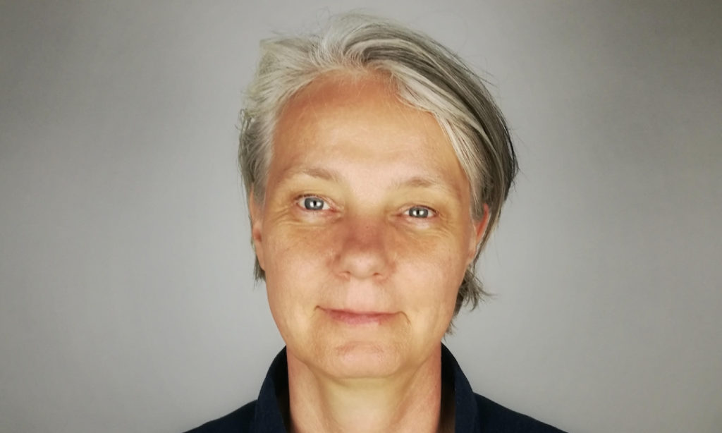 Man sieht Anja Wagner im Profil, sie berät zu digitalen Lernmethoden