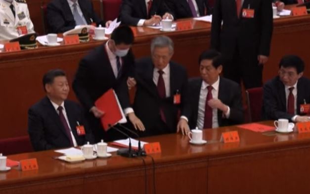 20. Parteitag: Hu Jintao wird aus der Halle geführt.