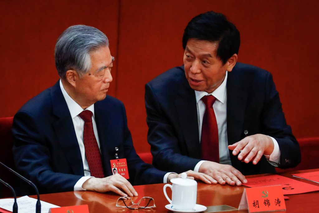 Li Zhanshu spricht mit Hu Jintao