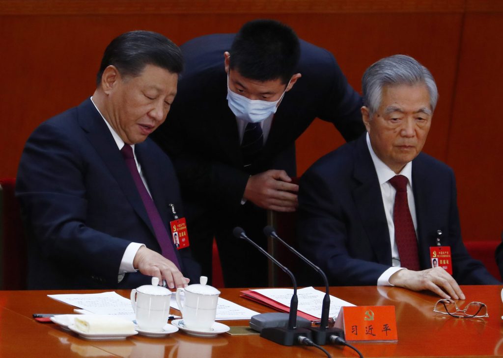 Xi spricht mit einem Ordner über Hu