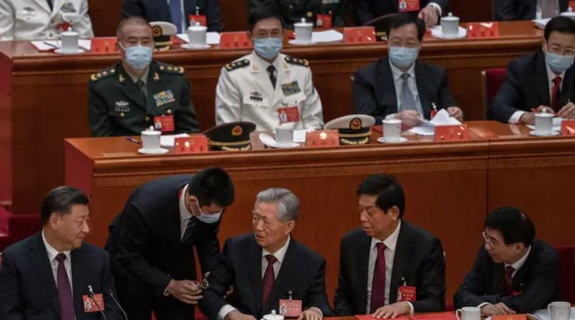 20. Parteitag: Hu Jintao wird aus der Halle geführt.