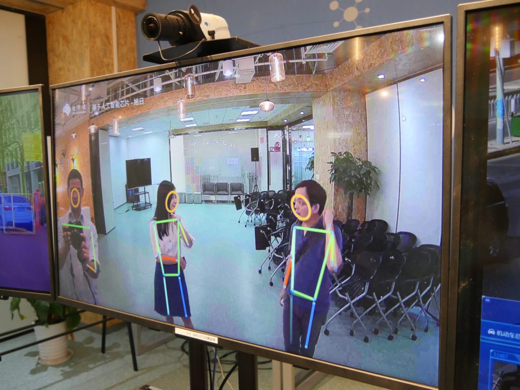 China.Table-Redakteure Finn Mayer-Kuckuk und Felix Lee testen die Mustererkennung von Horizon Robotics in Peking. Horizon Robotics und VW werden Partner.