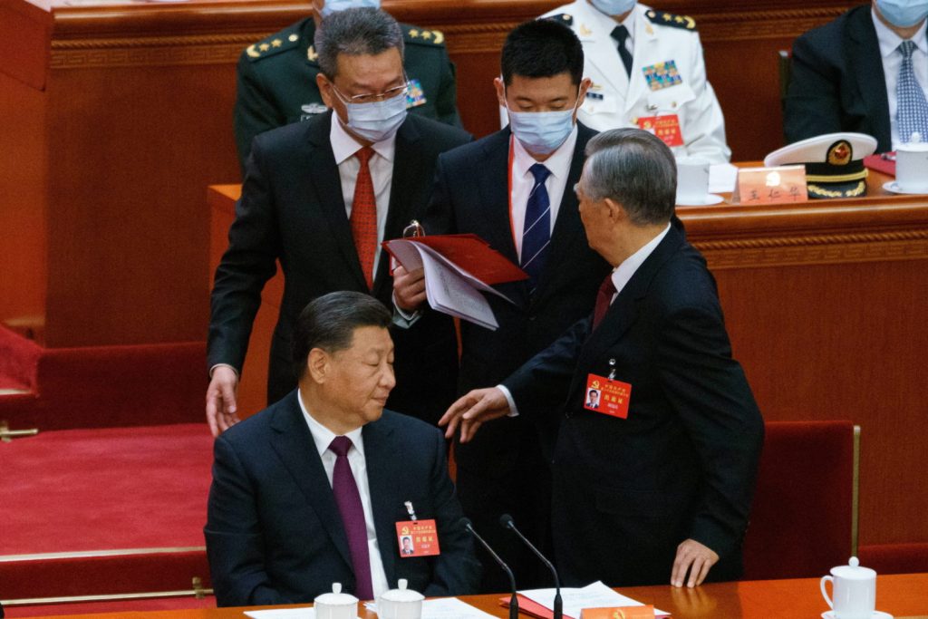 20. Parteitag: Hu Jintao wird aus der Halle geführt.