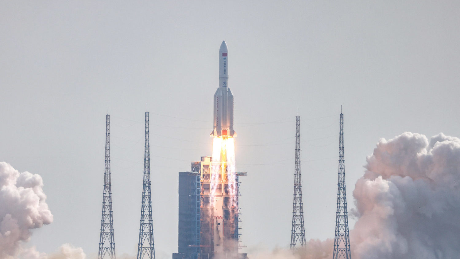 Man sieht den Start der Langer-Marsch-5B-Y4-Trägerrakete am 31. Oktober 2022 von der Wenchang Spacecraft Launch Site in der südchinesischen Provinz Hainan.  