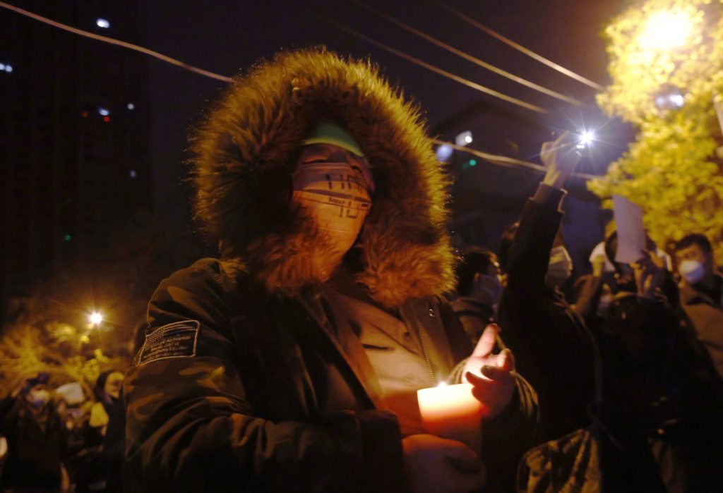 Protest in China: Mahnwache in Peking für die Opfer des Brandes in Urumqi, XInjiang.