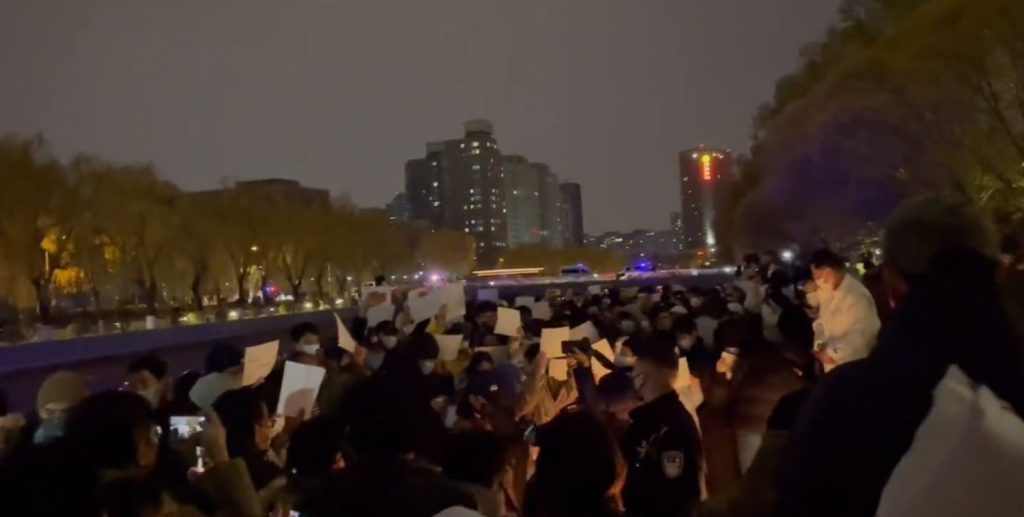 China Proteste: Am Liangma-Kanal in Peking sammeln sich Menschen mit weißen Blättern zum Covid-Protest.