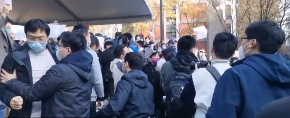 Proteste in China: An der Tsinghua Universität kommt es bei den Protesten der Studenten zu Rangeleien mit Sicherheitskräften.