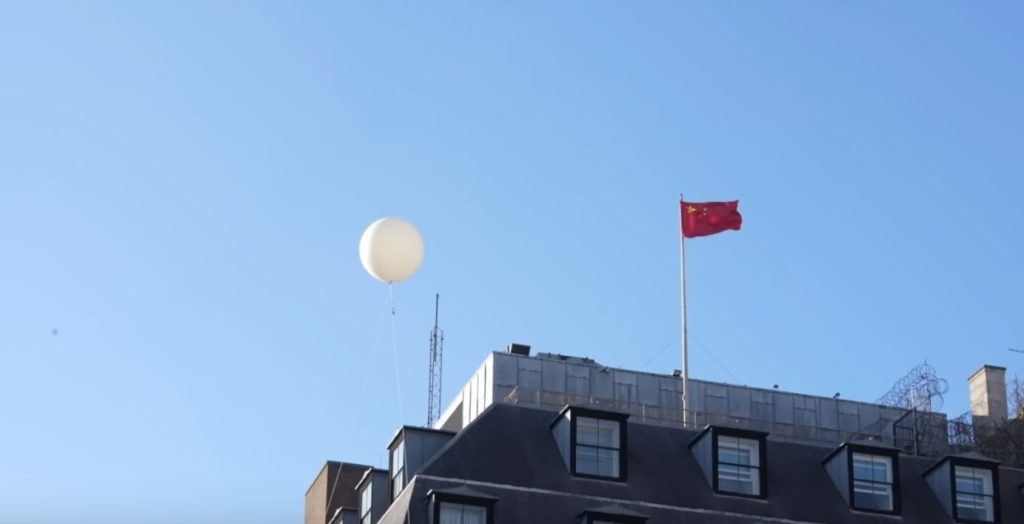 Screenshot eines "Spionageballons" über Chinas Botschaft in London