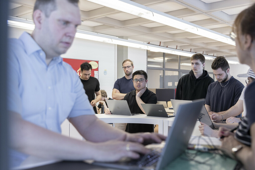 Unterricht an der ITECH mit Lehrer und Schülern