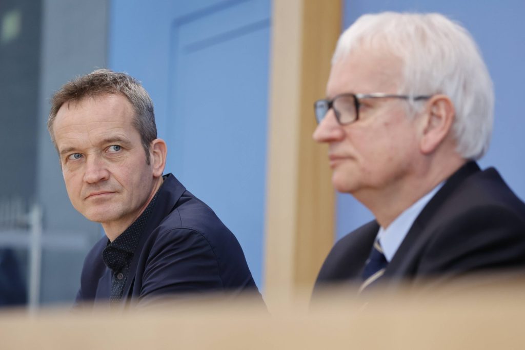 23.02.2023 IMAGO Bildnummer: 0203447416 5472x3648 Pixel IMAGO / Metodi Popow Remo Klinger, Rechtsanwaltskanzlei Geulen & Klinger, Jürgen Resch, Bundesgeschäftsführer der Deutschen Umwelthilfe, Deutschland, Berlin, Bundespressekonferenz, Thema: Urteil zu Grundsatzklage im Dieselskandal *** Remo Klinger, Geulen Klinger law firm, Jürgen Resch, Federal Managing Director of Deutsche Umwelthilfe, Germany, Berlin, Federal Press Conference, topic ruling on fundamental action in diesel scandal