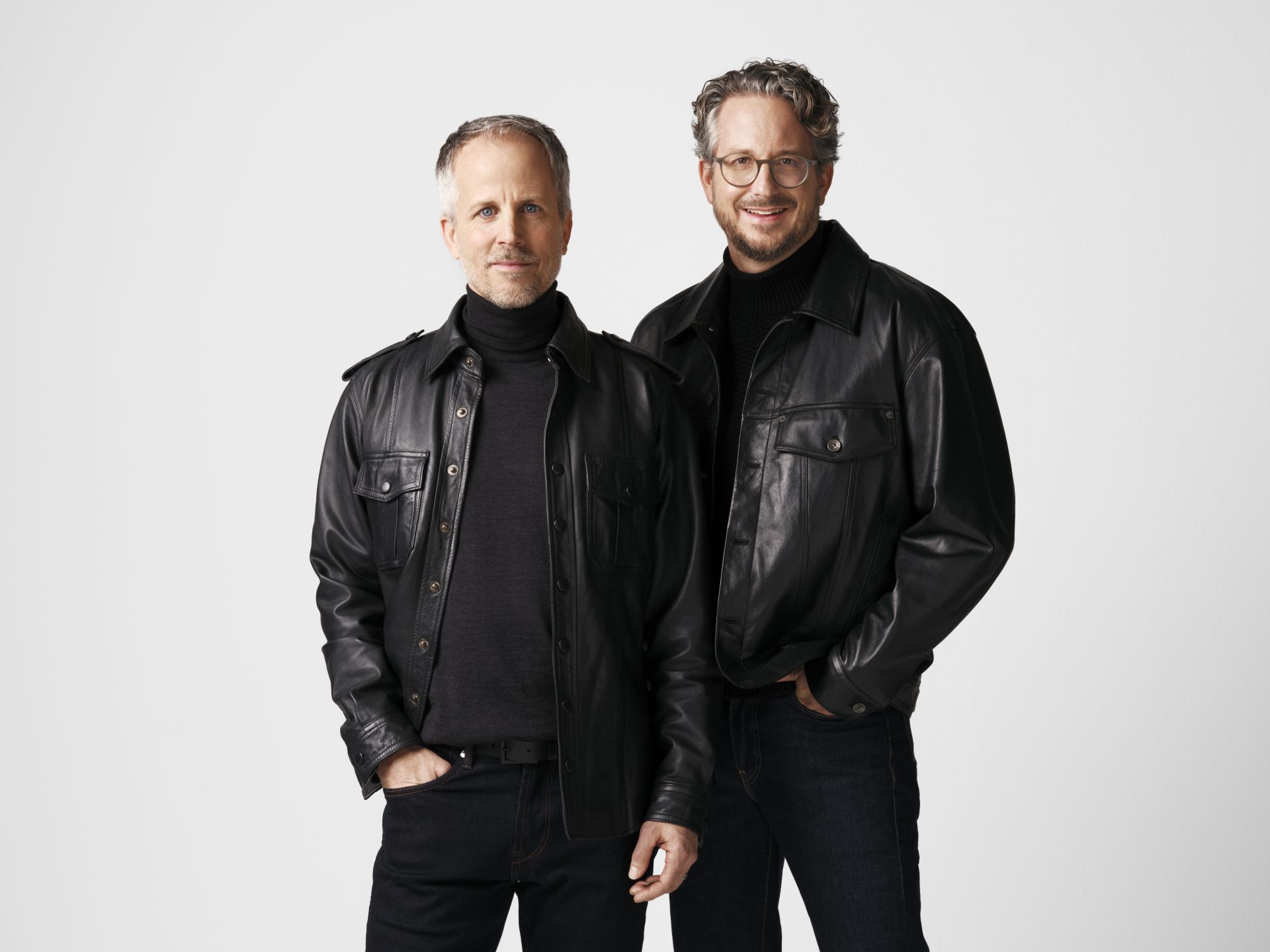 Andreas Sennheiser (links) und Daniel Sennheiser (rechts), porträtiert von Bryan Adams, dem britisch-kanadischen Musiker und ausgezeichneten Fotografen.
